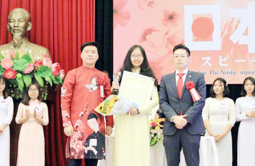 Vườn hoa nhiều hương sắc